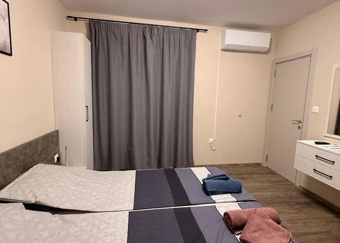 Danny Welcomes * בורגאס